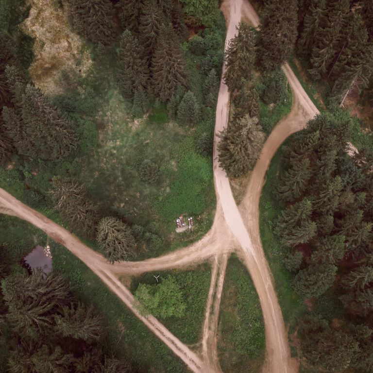 Viele Wege führen zur Bergbaude Veilchenbrunnen.